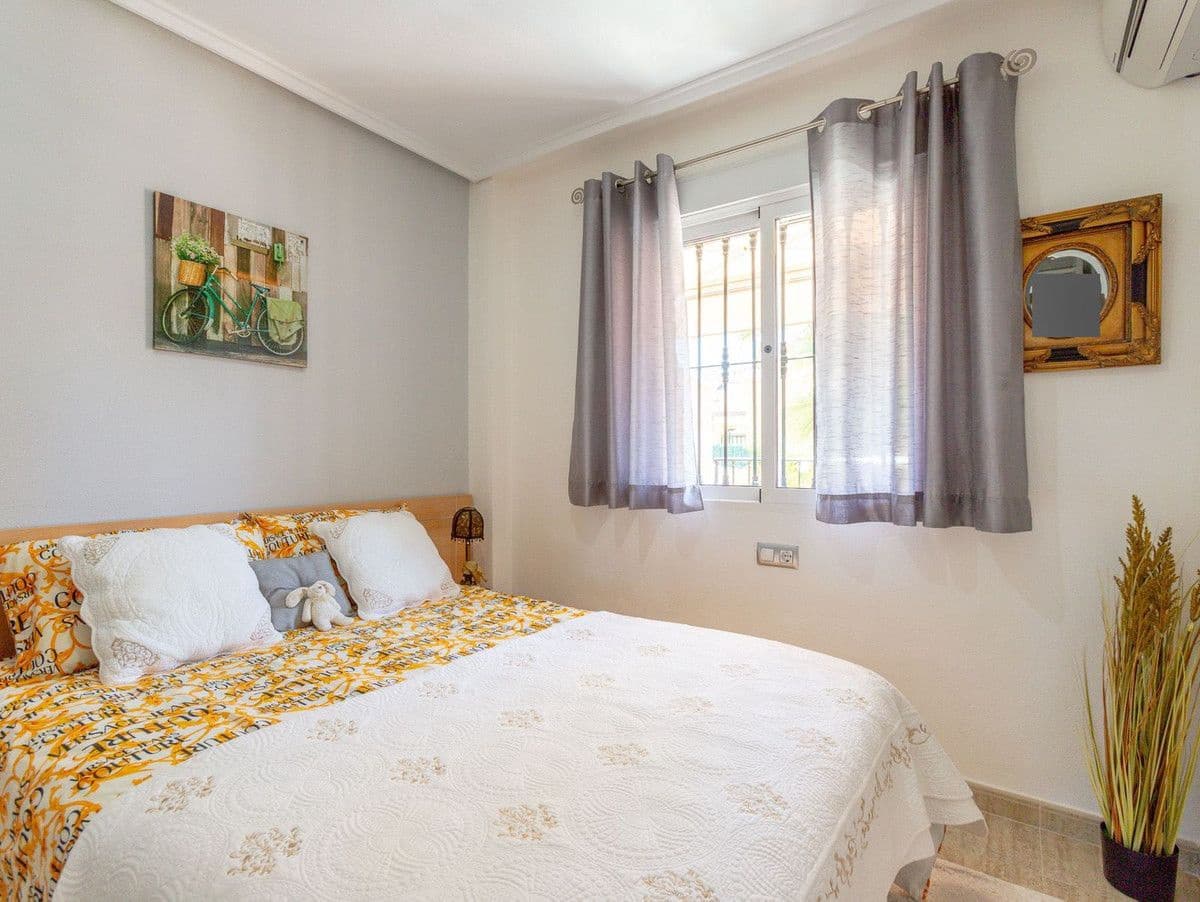 2 slaapkamer Villa te koop in Orihuela Costa met zwembad - € 209.000 (Ref: 10017953)
