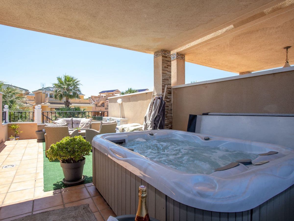 2 slaapkamer Villa te koop in Orihuela Costa met zwembad - € 209.000 (Ref: 10017953)