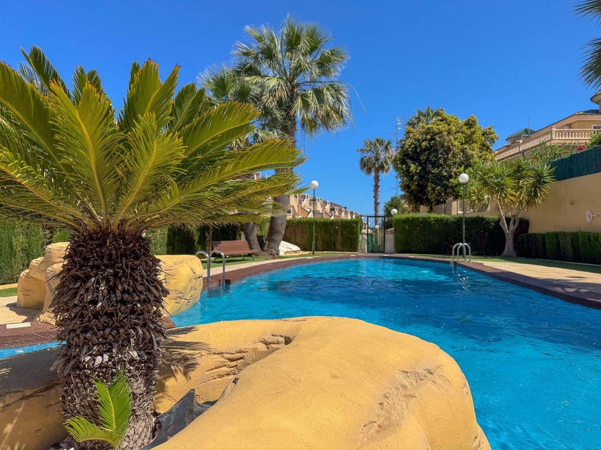 2 slaapkamer Villa te koop in Orihuela Costa met zwembad - € 209.000 (Ref: 10017953)