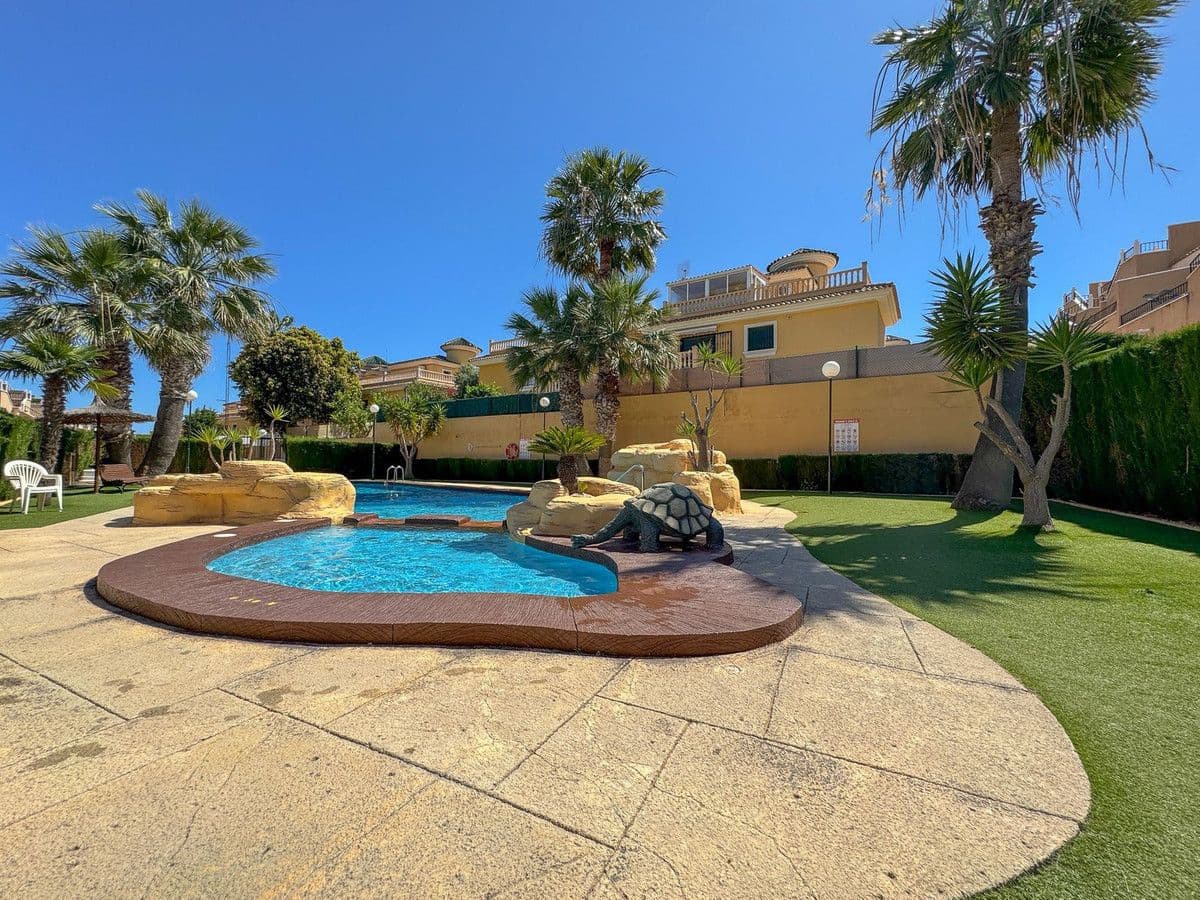 2 slaapkamer Villa te koop in Orihuela Costa met zwembad - € 209.000 (Ref: 10017953)