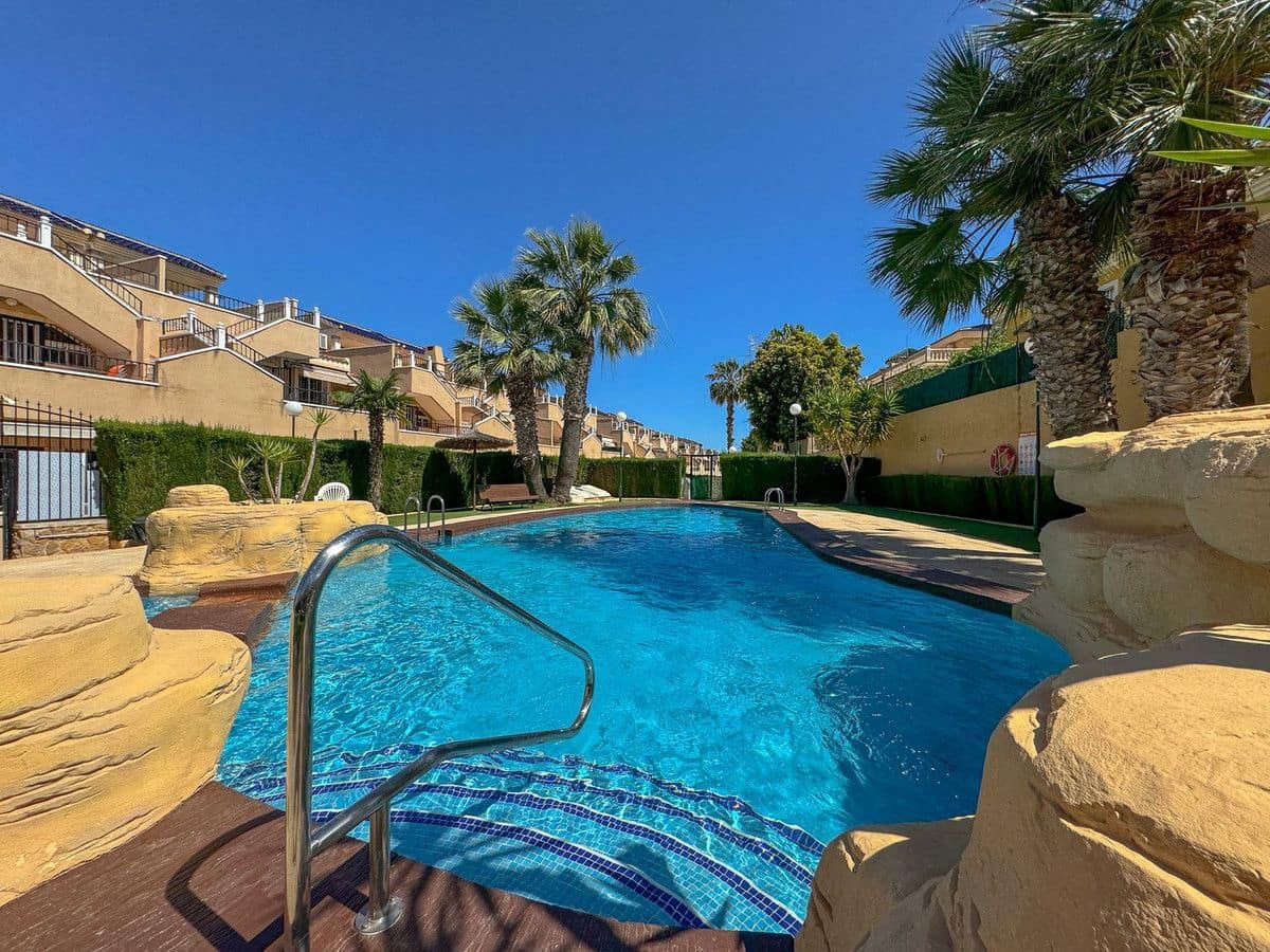 2 slaapkamer Villa te koop in Orihuela Costa met zwembad - € 209.000 (Ref: 10017953)