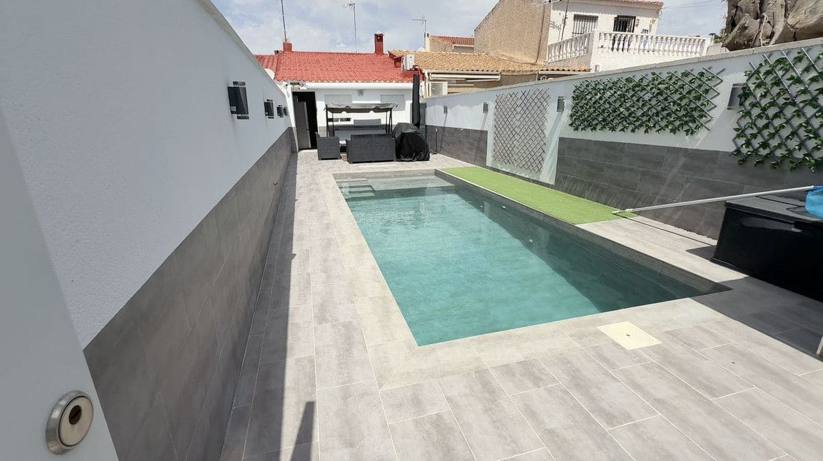 2 sovrum Villa till salu i Torrevieja med pool - 198 000 € (Ref: 10017969)
