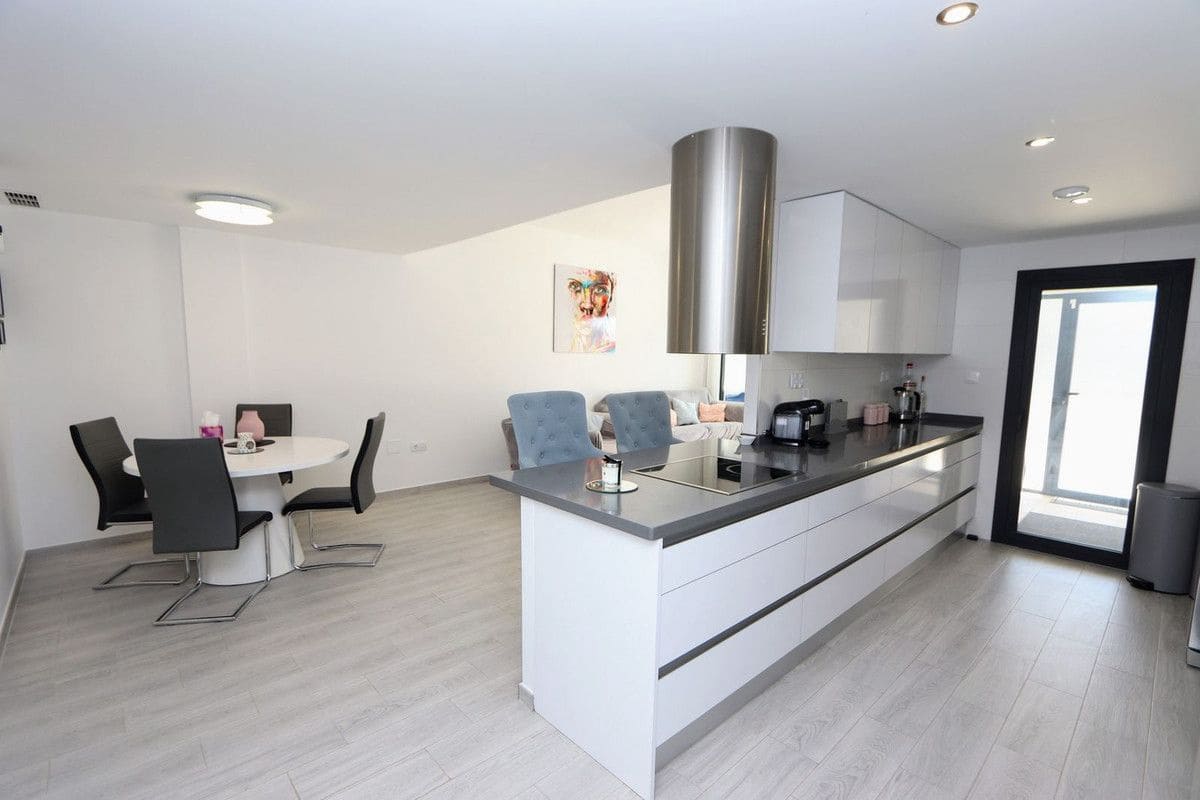 3 makuuhuone Huoneisto myytävänä paikassa Orihuela Costa mukana uima-altaan - 320 000 € (Ref: 10017970)