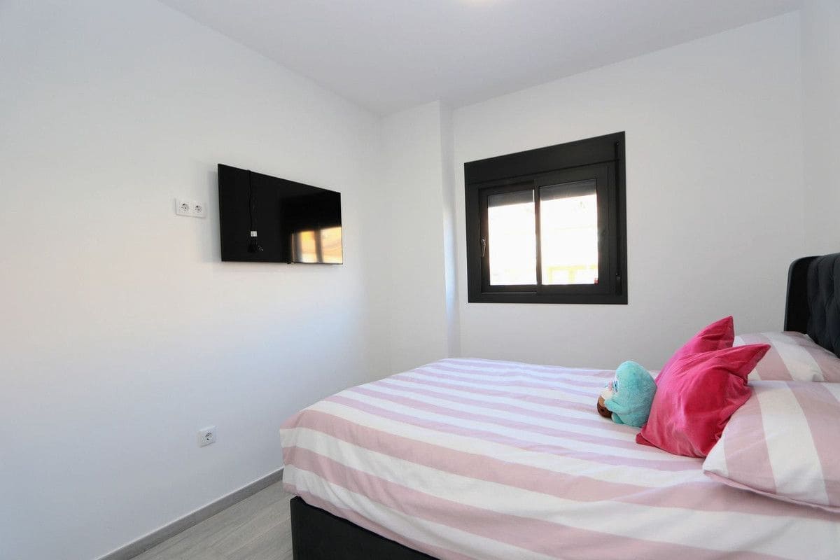 3 makuuhuone Huoneisto myytävänä paikassa Orihuela Costa mukana uima-altaan - 320 000 € (Ref: 10017970)