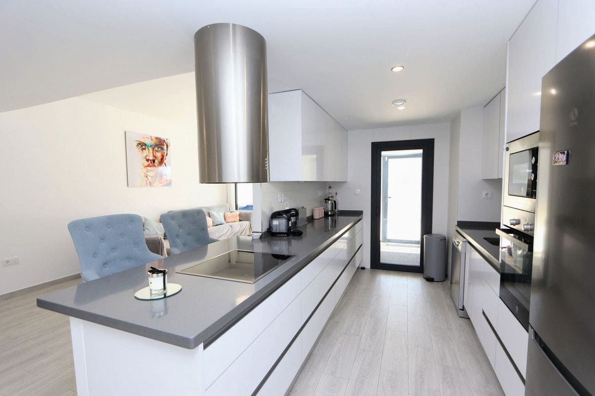 3 makuuhuone Huoneisto myytävänä paikassa Orihuela Costa mukana uima-altaan - 320 000 € (Ref: 10017970)