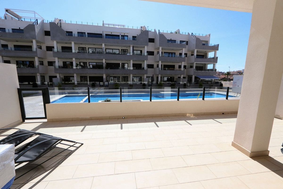 3 makuuhuone Huoneisto myytävänä paikassa Orihuela Costa mukana uima-altaan - 320 000 € (Ref: 10017970)