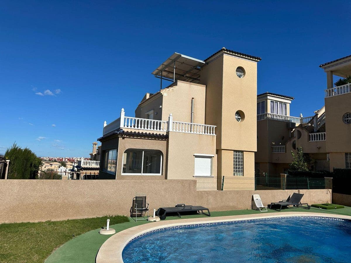 Chalet de 4 habitaciones en Orihuela Costa en venta - 470.000 € (Ref: 10017977)