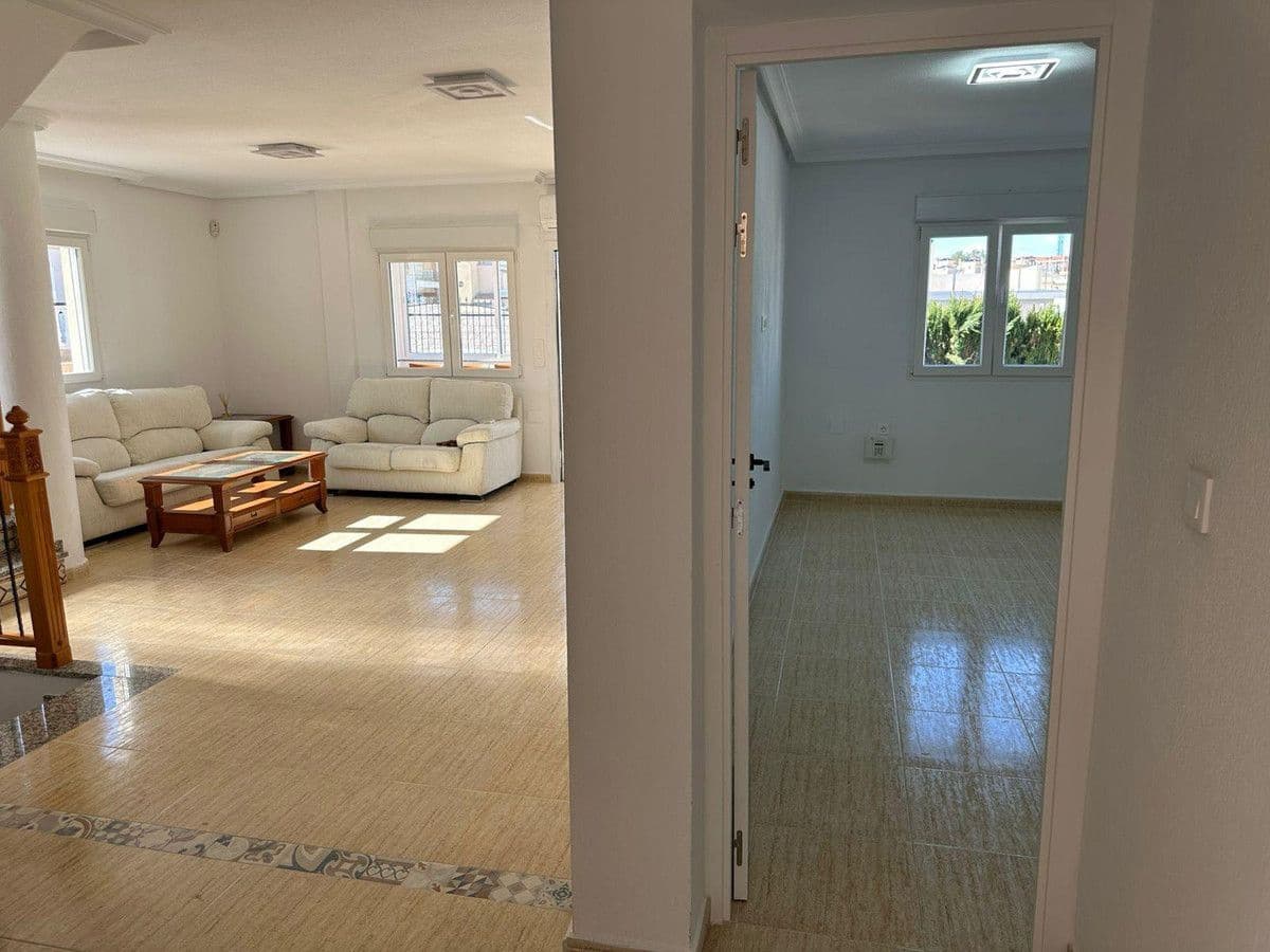 Chalet de 4 habitaciones en Orihuela Costa en venta - 470.000 € (Ref: 10017977)