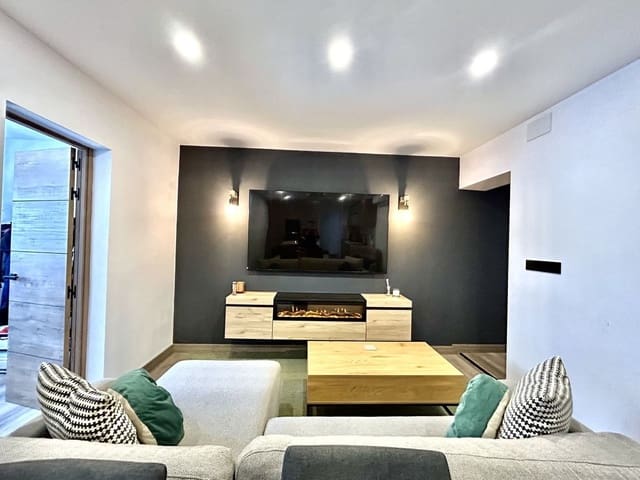 Casa de 4 habitaciones en San Miguel de Salinas en venta - 180.000 € (Ref: 10017987)