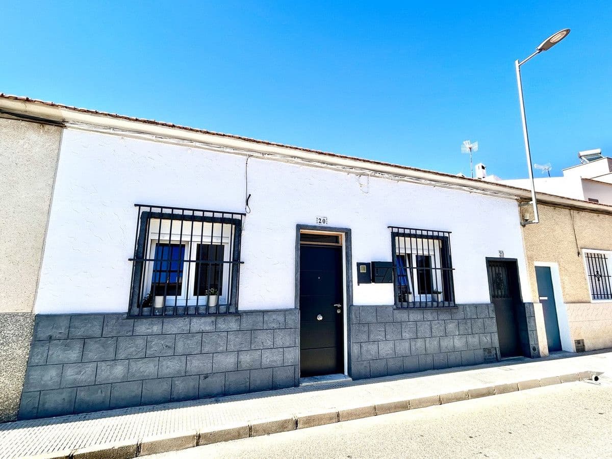 Casa de 4 habitaciones en San Miguel de Salinas en venta - 180.000 € (Ref: 10017987)