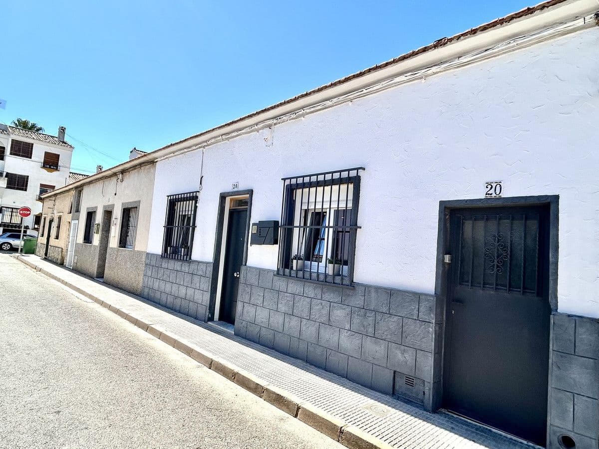 Casa de 4 habitaciones en San Miguel de Salinas en venta - 180.000 € (Ref: 10017987)