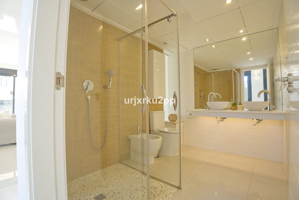 Bungalow de 3 habitaciones en Orihuela Costa en venta - 590.000 € (Ref: 10017994)