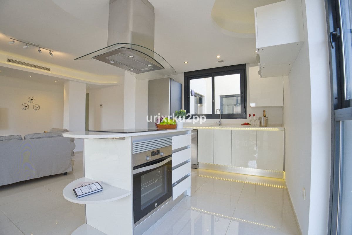 Bungalow de 3 habitaciones en Orihuela Costa en venta - 590.000 € (Ref: 10017994)