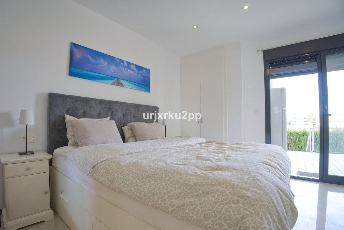 Bungalow de 3 habitaciones en Orihuela Costa en venta - 590.000 € (Ref: 10017994)