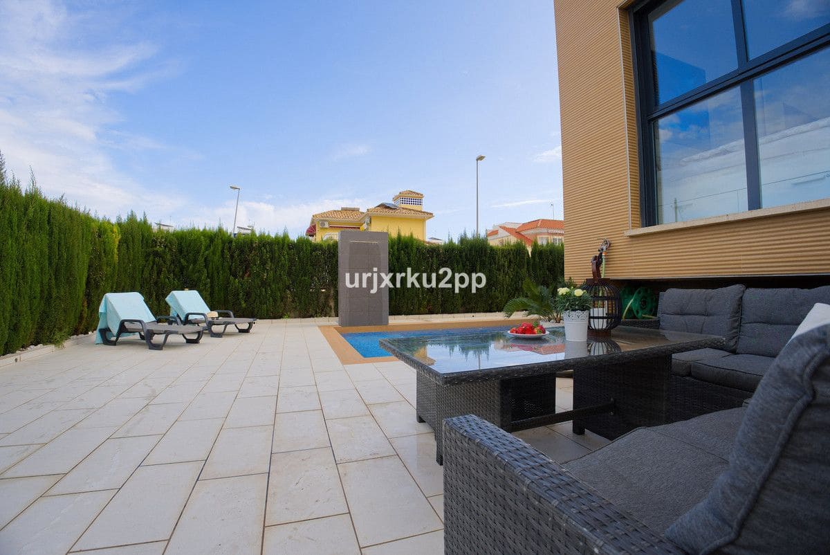 Bungalow de 3 habitaciones en Orihuela Costa en venta - 590.000 € (Ref: 10017994)