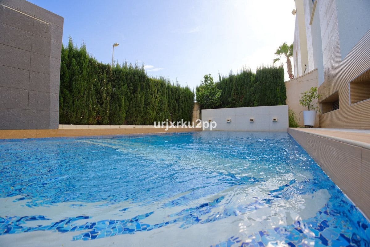 Bungalow de 3 habitaciones en Orihuela Costa en venta - 590.000 € (Ref: 10017994)