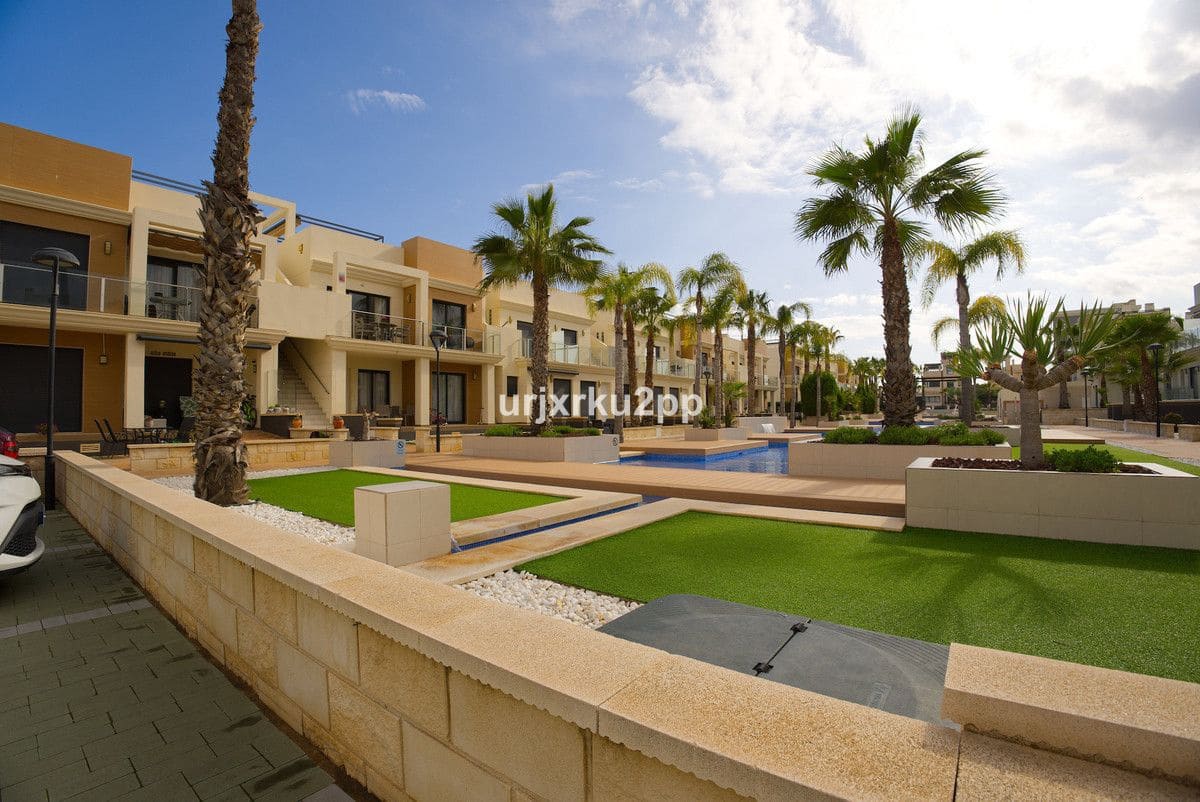 Bungalow de 3 habitaciones en Orihuela Costa en venta - 590.000 € (Ref: 10017994)