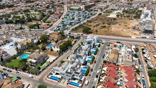 5 slaapkamer Huis te koop in Los Frutales, Torrevieja met zwembad - € 480.000 (Ref: 10017997)