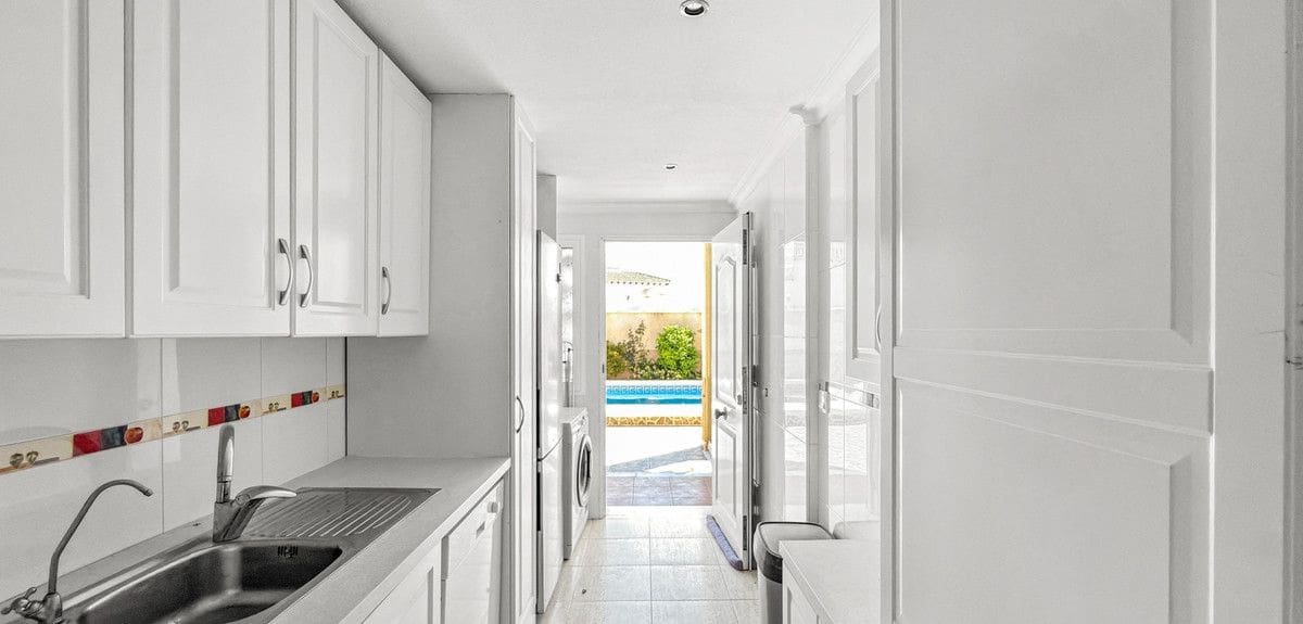 3 slaapkamer Appartement te koop in La Zenia met zwembad - € 339.000 (Ref: 10018610)