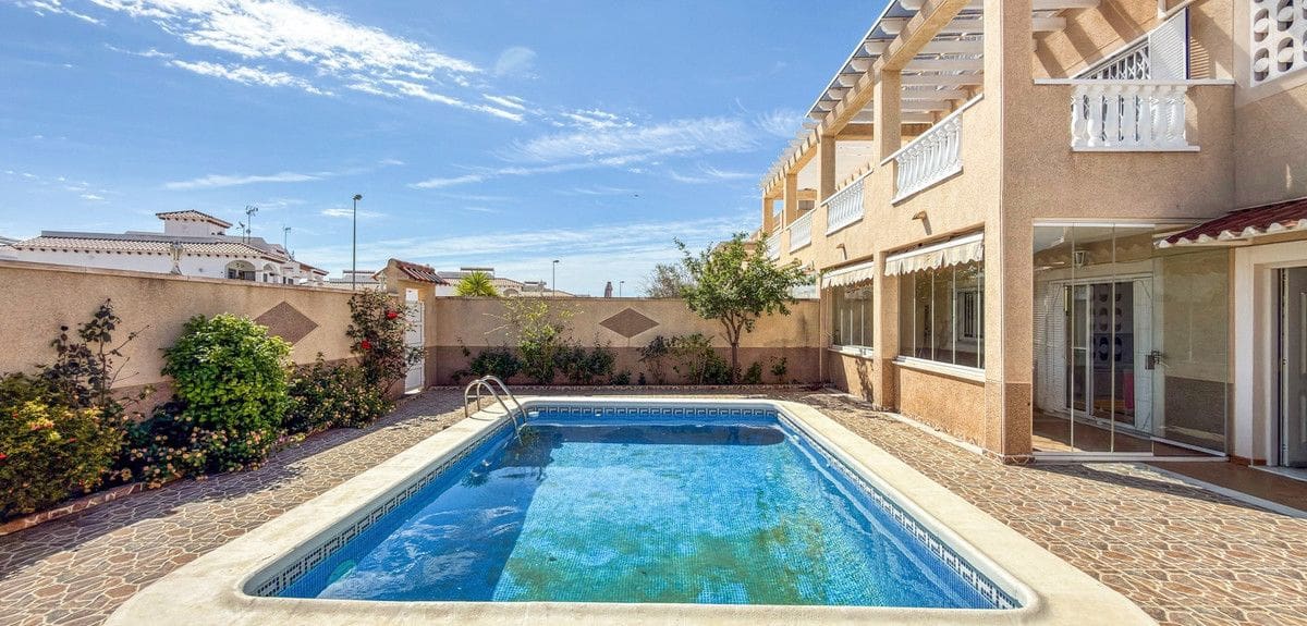 3 slaapkamer Appartement te koop in La Zenia met zwembad - € 339.000 (Ref: 10018610)