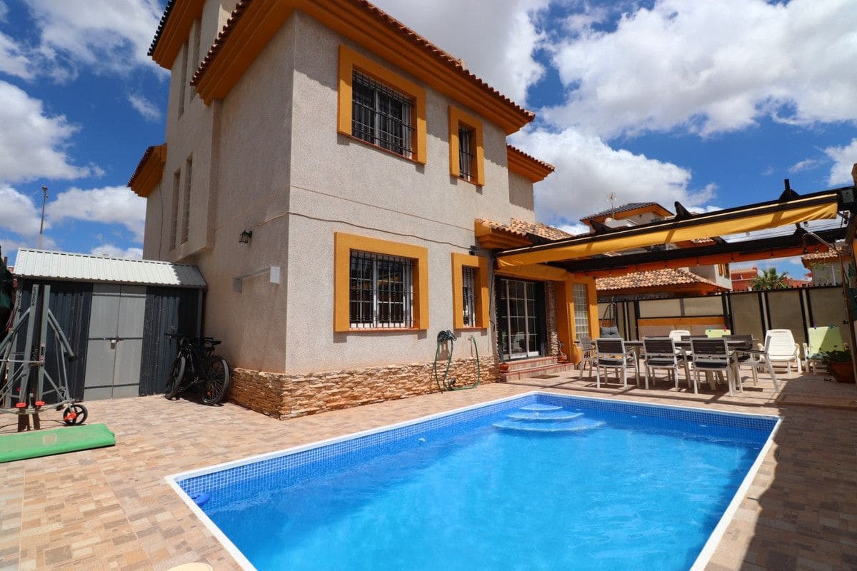 Chalet de 3 habitaciones en Los Montesinos en venta con piscina - 299.950 € (Ref: 10018613)