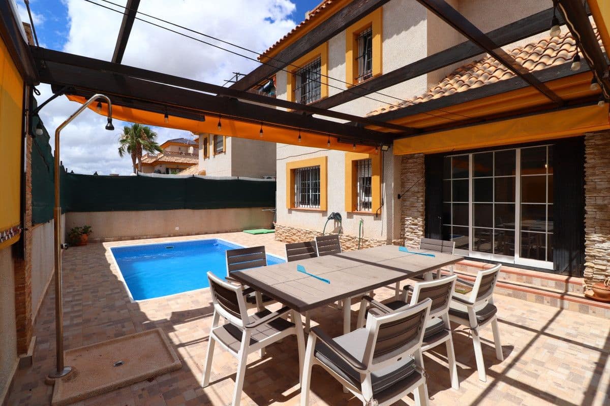 Chalet de 3 habitaciones en Los Montesinos en venta con piscina - 299.950 € (Ref: 10018613)
