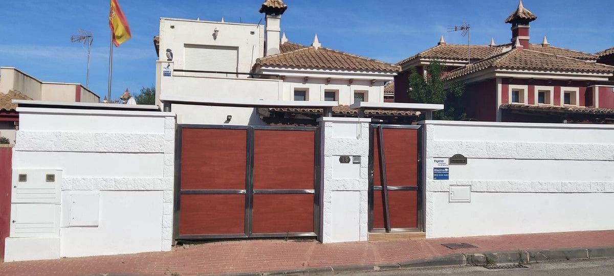 Chalet de 4 habitaciones en Sucina en venta con piscina - 260.000 € (Ref: 10022653)