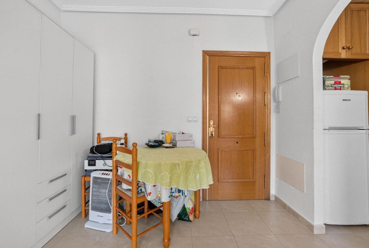 Apartamento de 2 habitaciones en Torrevieja en venta con piscina - 199.000 € (Ref: 10022664)