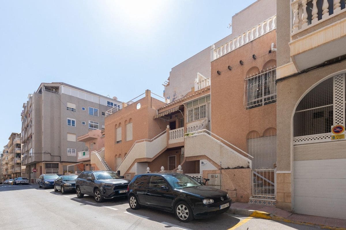 3 bedroom Villa for sale in Torrevieja - € 155,000 (Ref: 10022669)