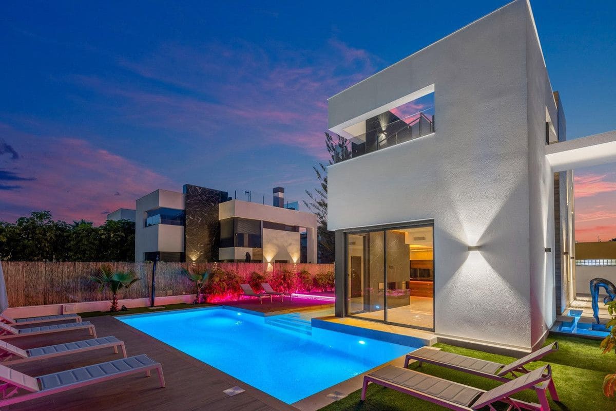 3 bedroom Villa for sale in Torrevieja with pool - € 699,900 (Ref: 10022670)