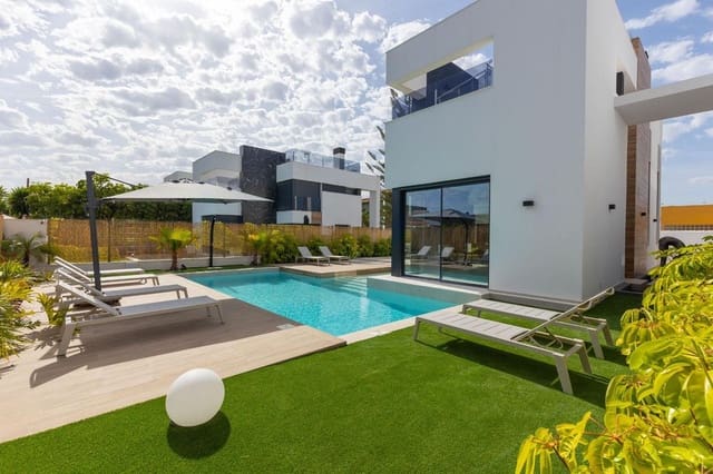 3 bedroom Villa for sale in El Chaparral - La Siesta - La Torreta, Torrevieja with pool - € 699,900 (Ref: 10022670)