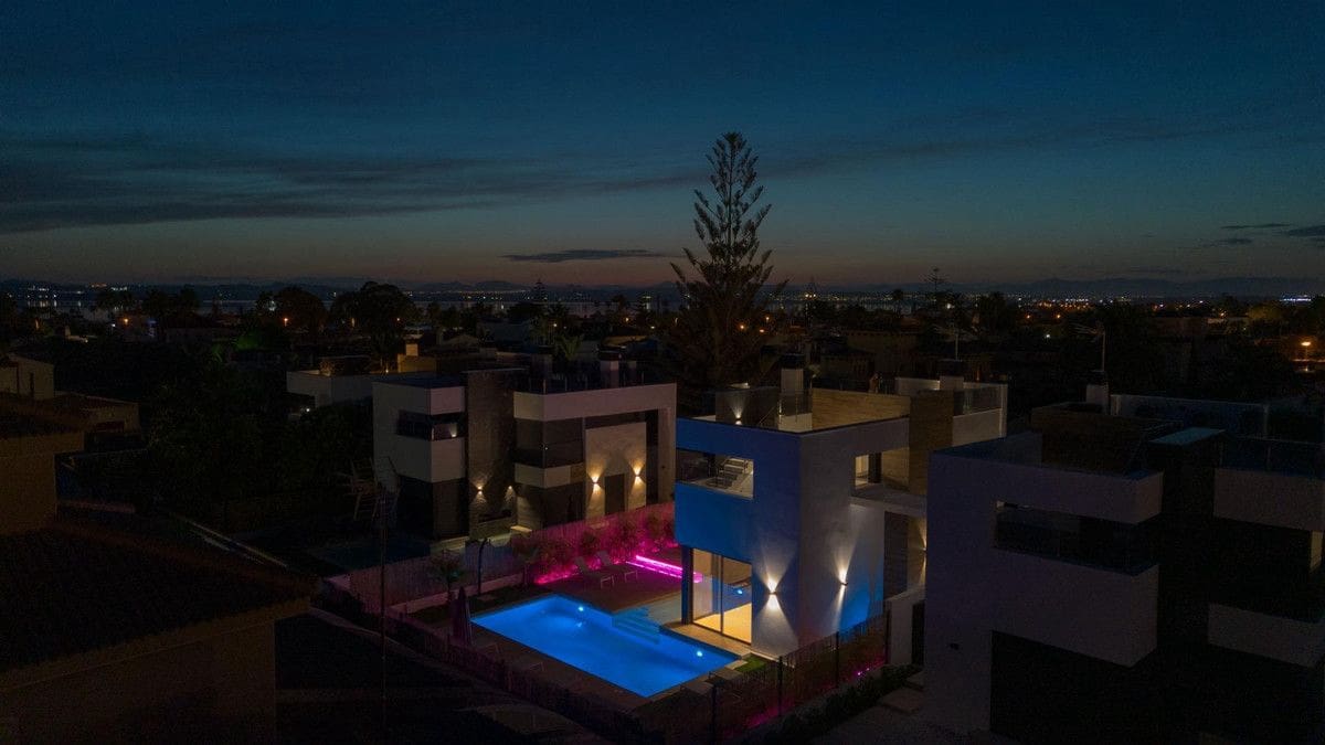 3 bedroom Villa for sale in Torrevieja with pool - € 699,900 (Ref: 10022670)