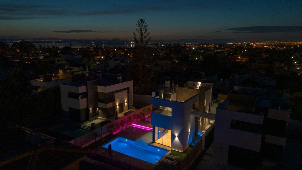 3 bedroom Villa for sale in Torrevieja with pool - € 699,900 (Ref: 10022670)