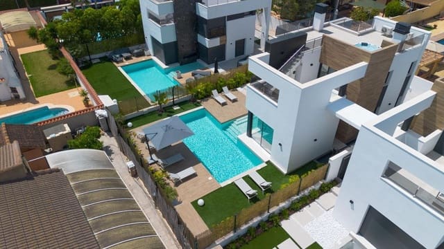 3 bedroom Villa for sale in El Chaparral - La Siesta - La Torreta, Torrevieja with pool - € 699,900 (Ref: 10022670)