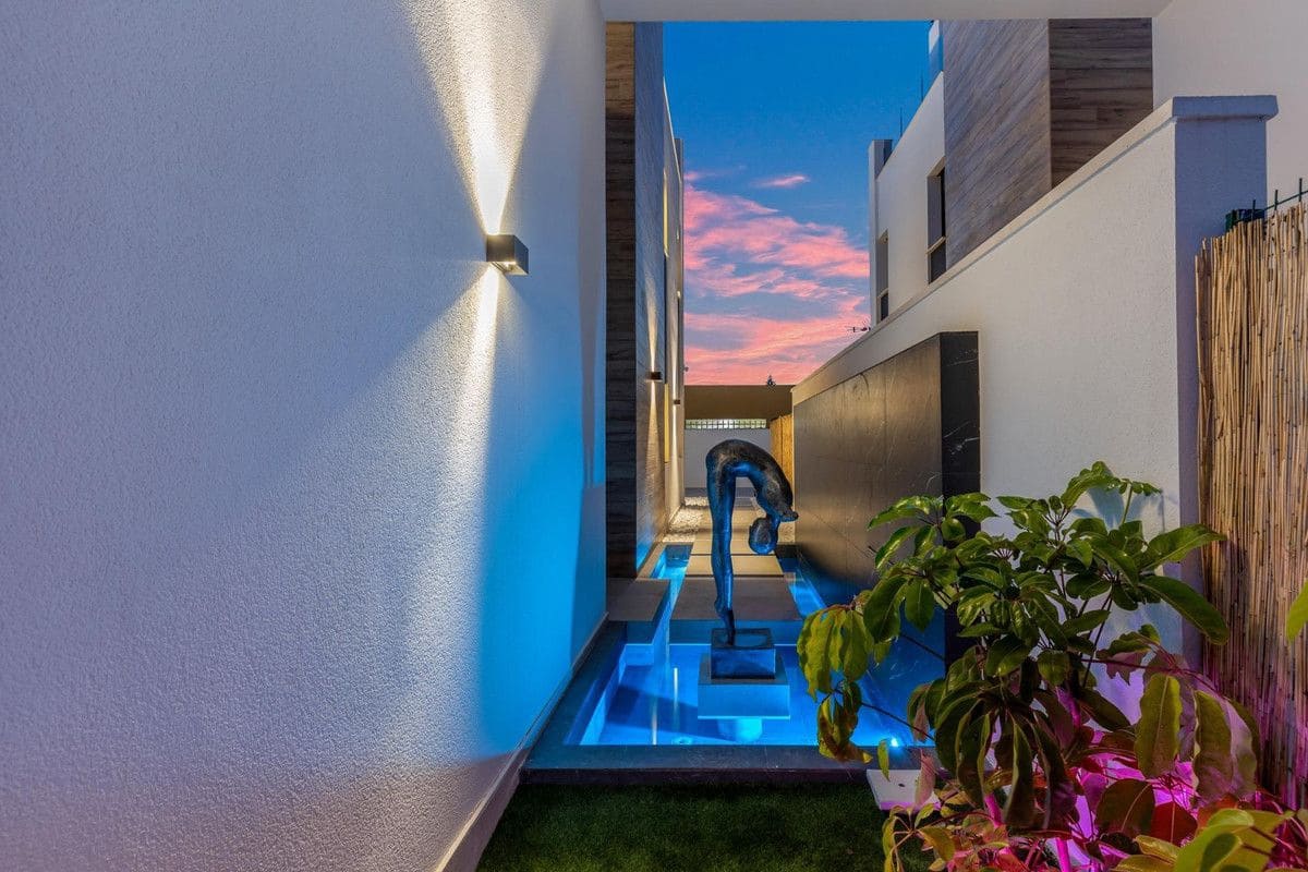 3 bedroom Villa for sale in Torrevieja with pool - € 699,900 (Ref: 10022670)