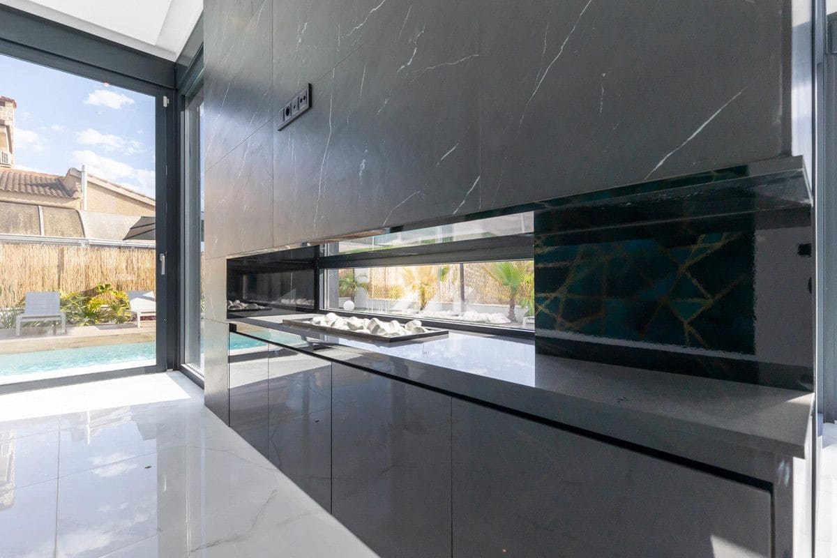 3 bedroom Villa for sale in Torrevieja with pool - € 699,900 (Ref: 10022670)