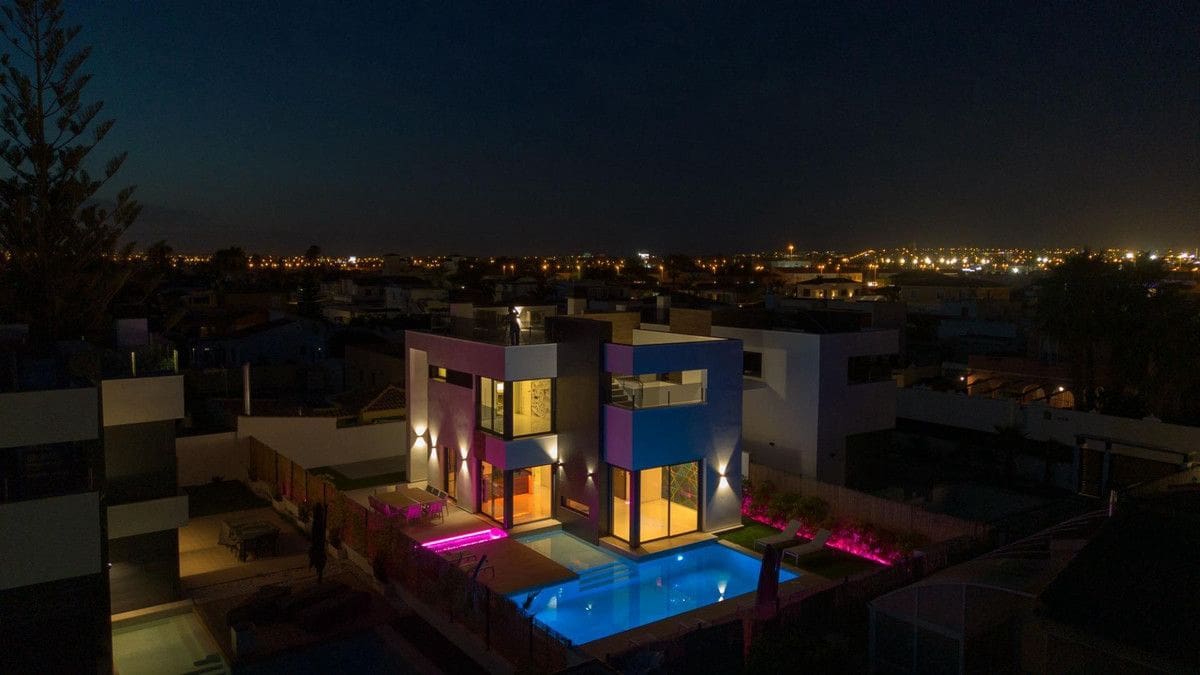 3 bedroom Villa for sale in Torrevieja with pool - € 699,900 (Ref: 10022670)
