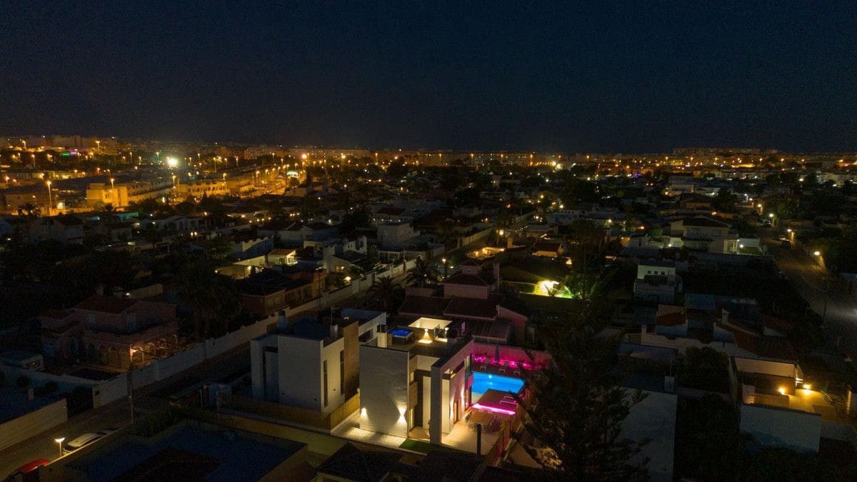 3 bedroom Villa for sale in Torrevieja with pool - € 699,900 (Ref: 10022670)