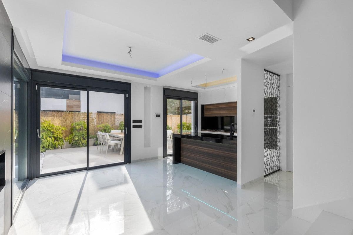 3 bedroom Villa for sale in Torrevieja with pool - € 699,900 (Ref: 10022670)
