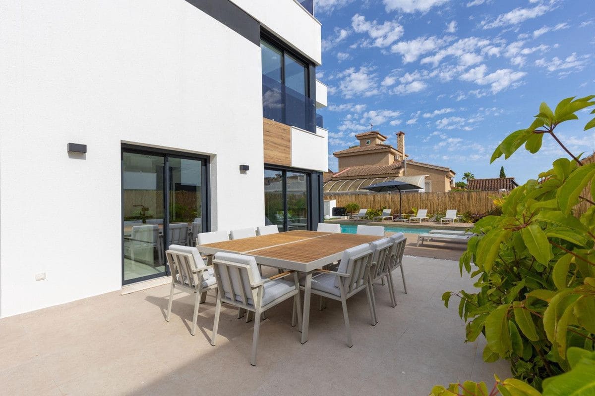 3 bedroom Villa for sale in Torrevieja with pool - € 699,900 (Ref: 10022670)