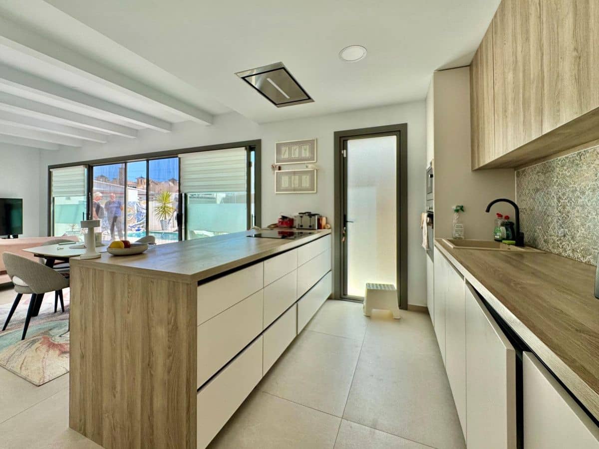 3 bedroom Villa for sale in Filipinas with pool - € 524,900 (Ref: 10022676)