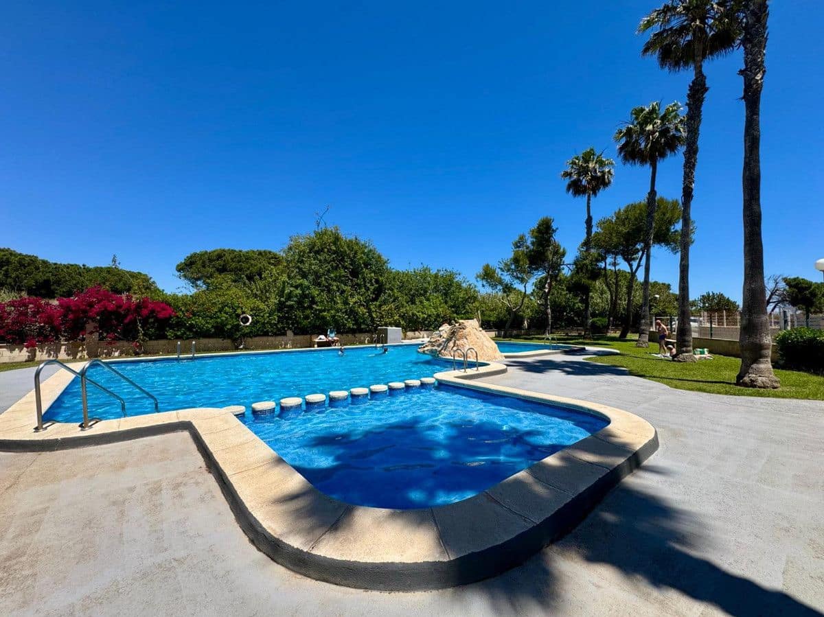 Apartamento de 2 habitaciones en Guardamar del Segura en venta con piscina - 172.900 € (Ref: 10022678)