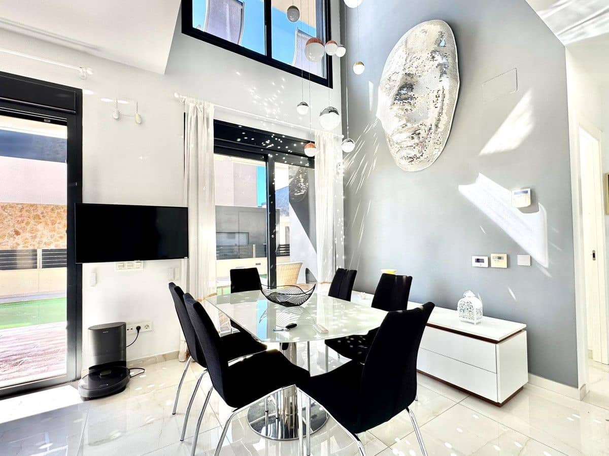 4 bedroom Villa for sale in Orihuela Costa with pool - € 735,000 (Ref: 10022680)