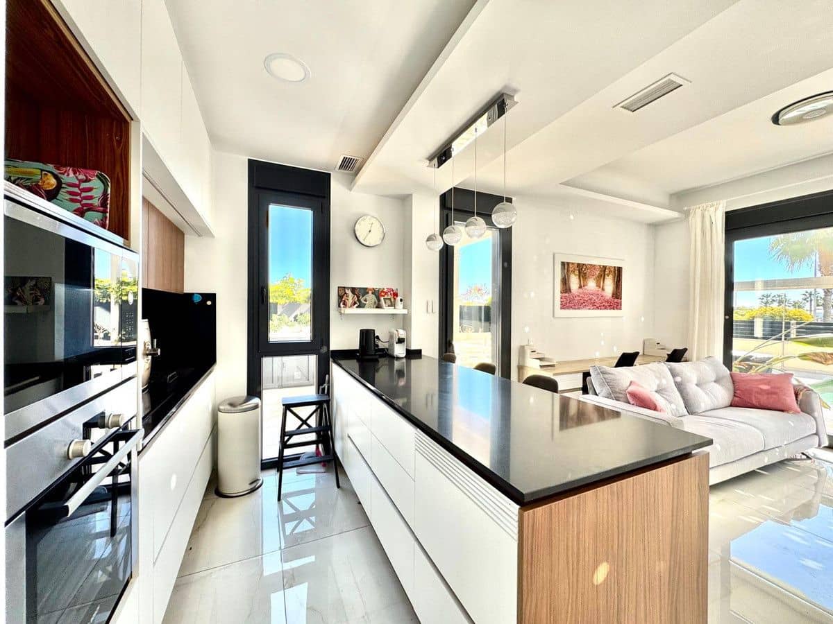 4 bedroom Villa for sale in Orihuela Costa with pool - € 735,000 (Ref: 10022680)