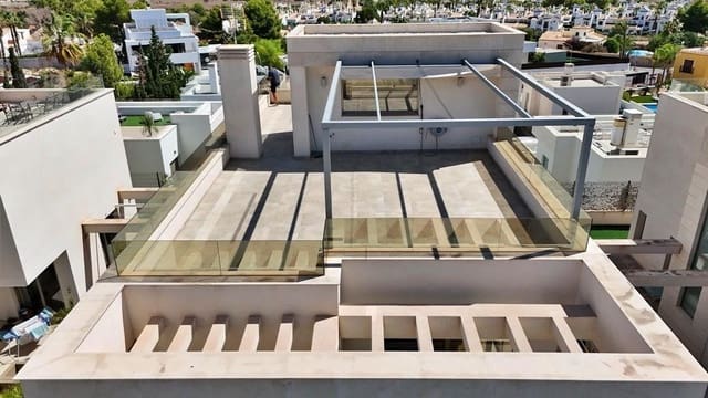Chalet de 5 habitaciones en Villamartin, Orihuela en venta - 850.000 € (Ref: 10022682)