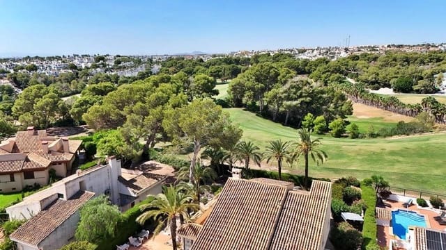 Chalet de 5 habitaciones en Villamartin, Orihuela en venta - 850.000 € (Ref: 10022682)