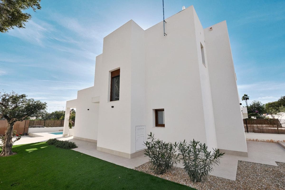 Chalet de 3 habitaciones en Orihuela Costa en venta con piscina - 760.000 € (Ref: 10022687)