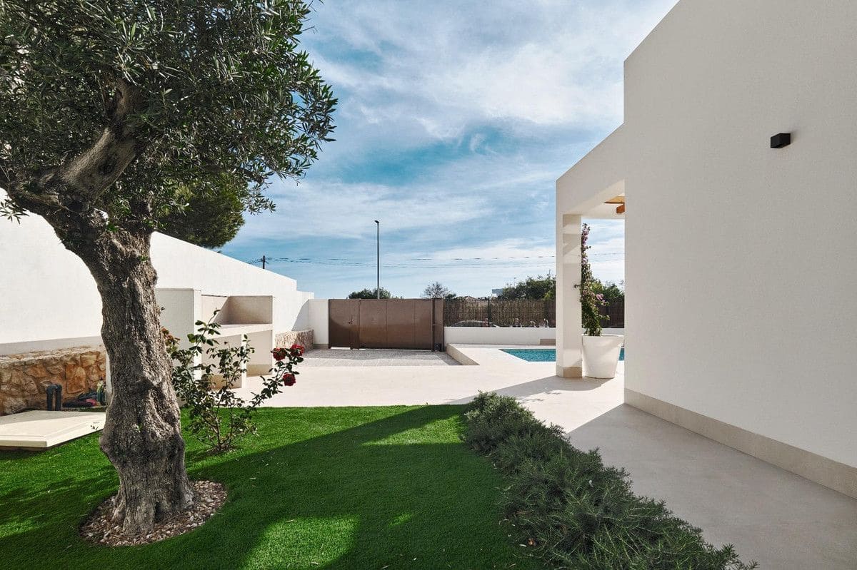 Chalet de 3 habitaciones en Orihuela Costa en venta con piscina - 760.000 € (Ref: 10022687)