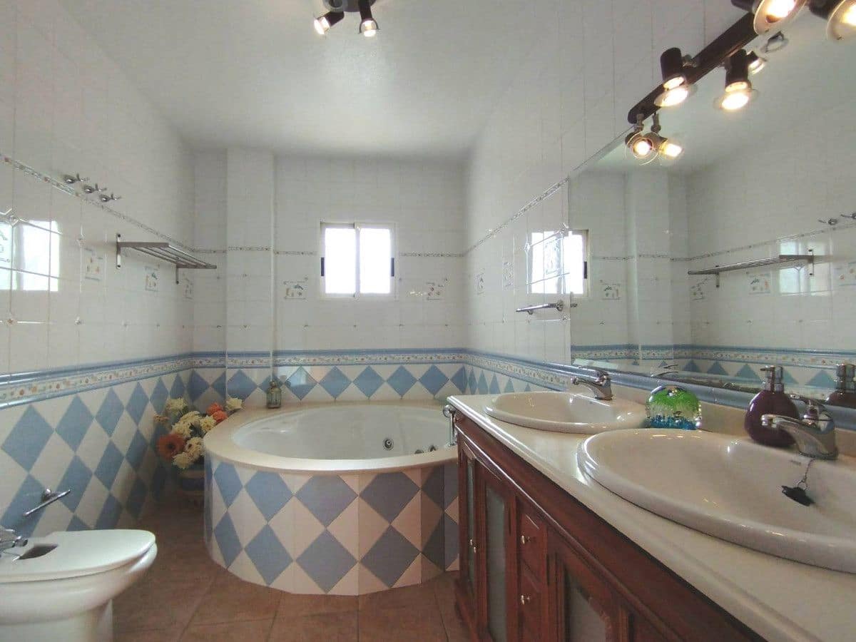 6 soverom Villa til salgs i Torrevieja med svømmebasseng - € 539 000 (Ref: 10022697)