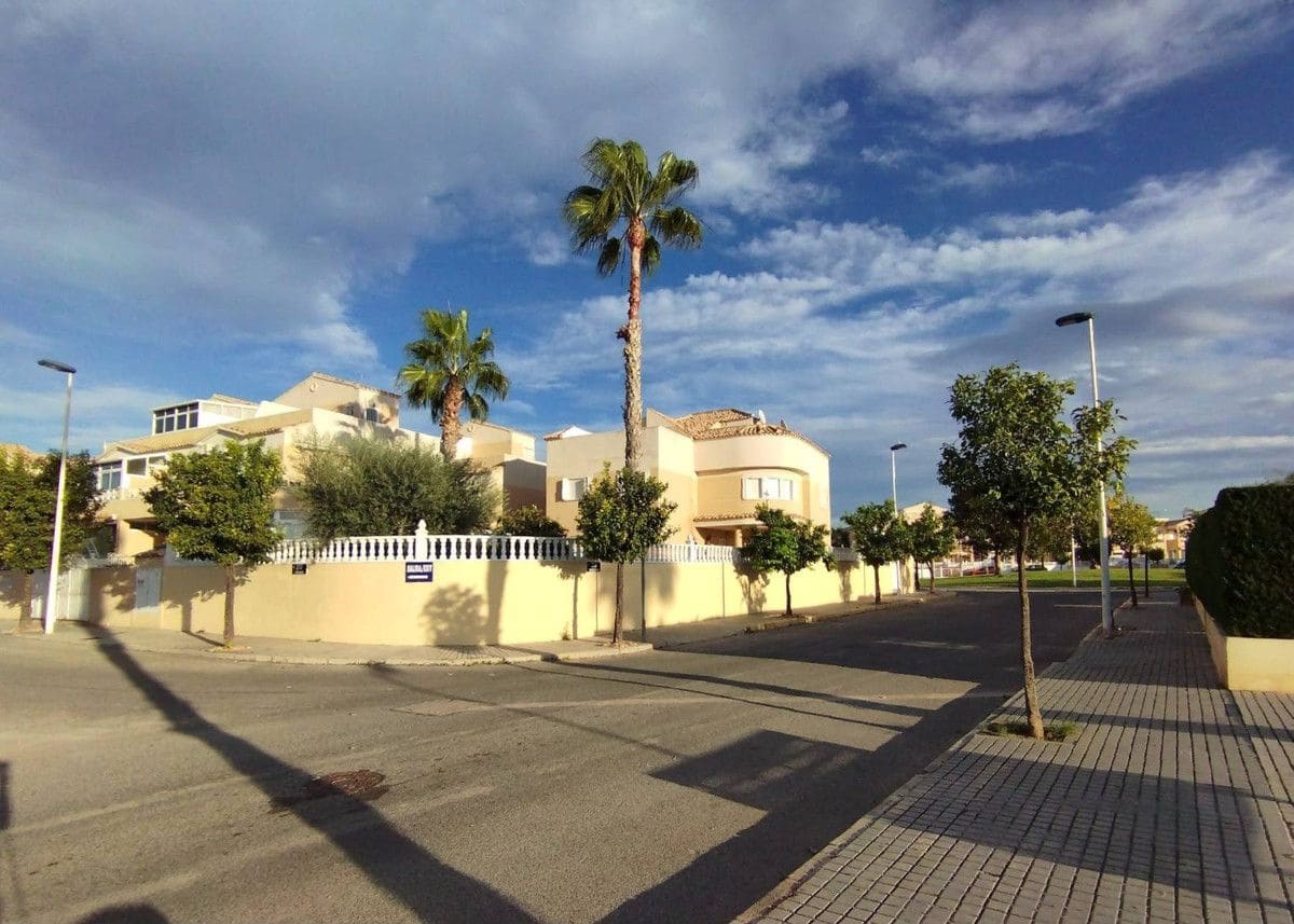 6 soverom Villa til salgs i Torrevieja med svømmebasseng - € 539 000 (Ref: 10022697)
